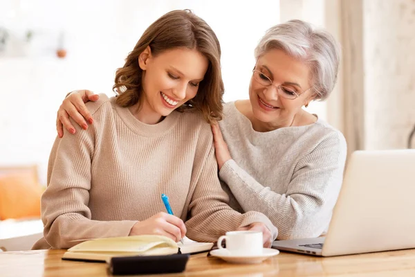 Young Female Casual Clothes Taking Notes Planner While Helping Elderly — Stock Photo, Image