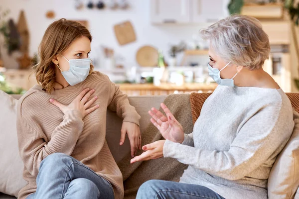 Anonimo Giovane Donna Abiti Casual Maschera Facciale Seduta Sul Divano — Foto Stock