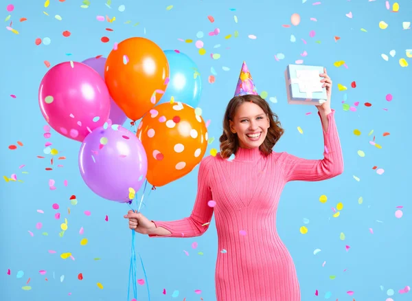 Optimistische Frau Mit Bunten Luftballons Und Geschenkbox Die Unter Fallendem — Stockfoto