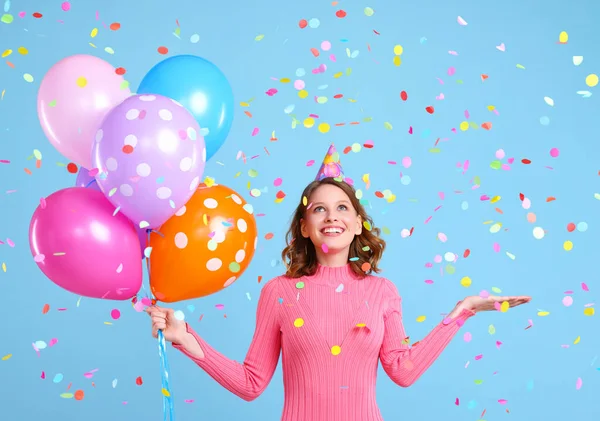 Optimistisk Kvinna Med Färgglada Ballonger Ler Och Kul Faller Konfetti — Stockfoto