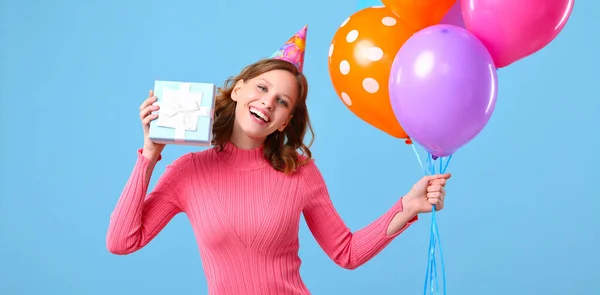 Entzückte Junge Frau Lächelt Die Kamera Und Zeigt Bunte Luftballons — Stockfoto