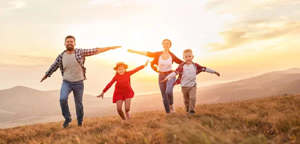 Mutlu Aile Anne Baba Çocuklar Gün Batımında Doğada Koşan Oğul — Stok fotoğraf