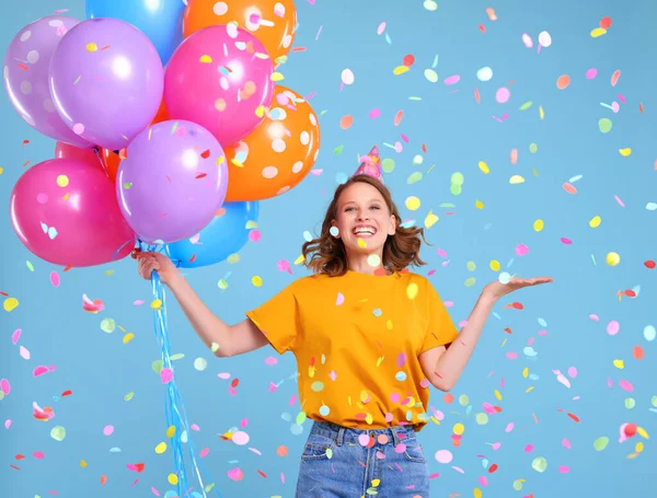 Optymistyczna Kobieta Kolorowymi Balonami Uśmiechnięta Tańcząca Pod Spadającym Konfetti Podczas — Zdjęcie stockowe