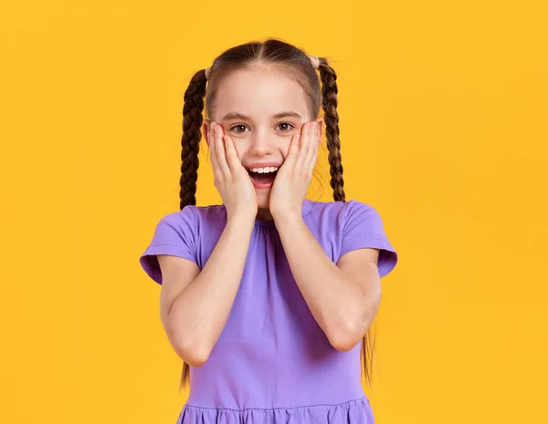 Feliz Menina Animada Com Tranças Vestindo Vestido Roxo Casual Tocando — Fotografia de Stock