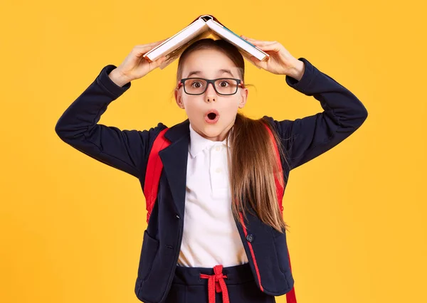 Überwältigte Grundschülerin Mit Brille Aufgeschlagenem Schulbuch Über Dem Kopf Und — Stockfoto