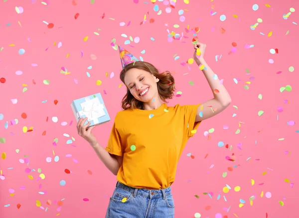 Jovem Feliz Roupas Casuais Chapéu Festa Com Caixa Presente Mão — Fotografia de Stock