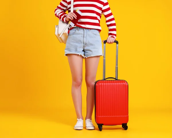 夏の旅行の概念 パスポート チケットと鮮やかな黄色の背景に赤いスーツケースに包まれた女性の足 — ストック写真
