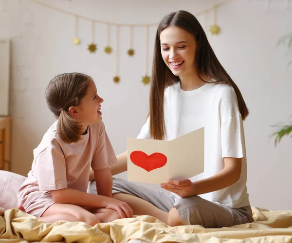 Vrolijke Vrouw Met Lachende Dochter Die Handgemaakte Wenskaart Met Hart — Stockfoto