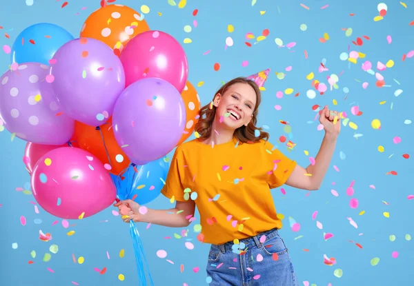 Optimistisk Kvinna Med Färgglada Ballonger Ler Och Dansar Fallande Konfetti — Stockfoto