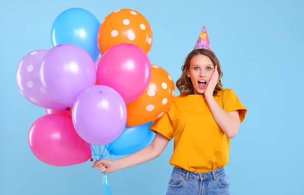 Szczęśliwy Zdumiony Młoda Kobieta Party Kapelusz Trzyma Kilka Kolorowych Balonów — Zdjęcie stockowe