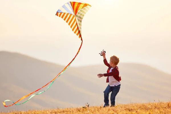 Garoto Feliz Correndo Com Papagaio Pôr Sol Livre — Fotografia de Stock