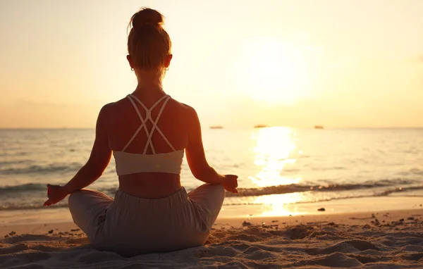 Visszapillantás Padmasanában Ülő Nőkre Akik Napnyugtakor Egyedül Meditálnak Tengerparton Ellen — Stock Fotó