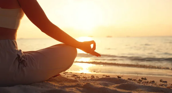 Visão Traseira Mulher Colheita Sportswear Praticando Padmasana Gyan Mudra Enquanto — Fotografia de Stock