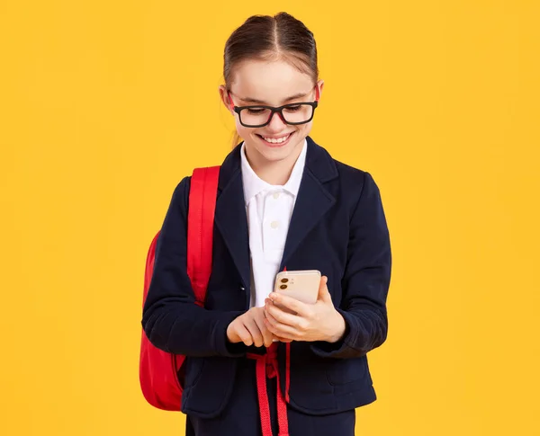 Glückliches Smartes Schulmädchen Uniform Und Brille Mit Rucksack Vor Gelbem — Stockfoto