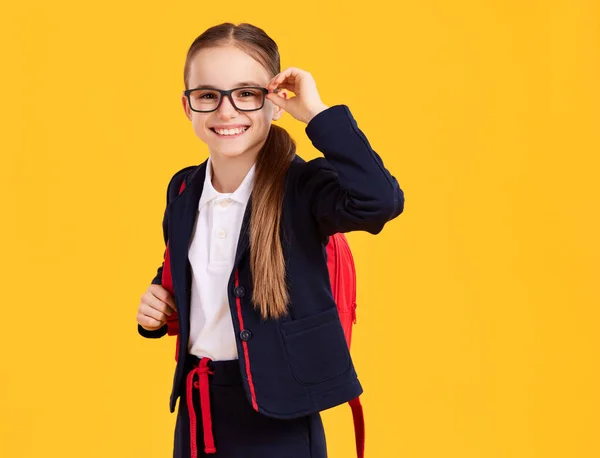 Estudante Inteligente Feliz Uniforme Com Mochila Ajusta Óculos Olhando Para — Fotografia de Stock