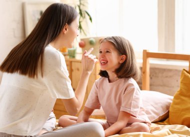 Genç, güzel bir anne ve heyecanlı küçük bir kız çocuğu pijama giyip hafta sonunu evde yatakta otururken oynayıp eğleniyorlar. İki kız kardeş birlikte vakit geçiriyorlar. Mutlu aile kavramı