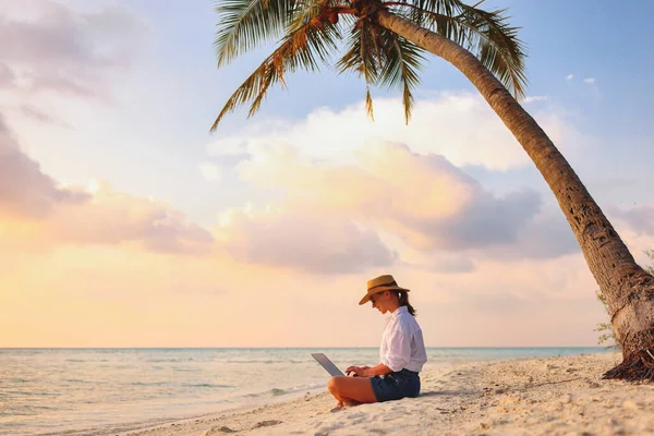 Travaille Distance Sur Bord Mer Jeune Femme Réussie Pigiste Chapeau — Photo