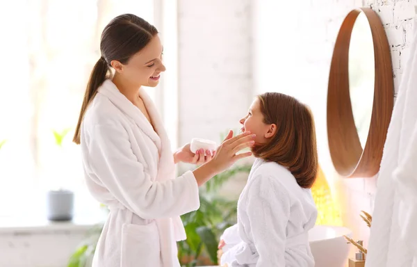 Tampilan Samping Ibu Yang Penuh Kasih Menerapkan Krim Skincare Wajah — Stok Foto