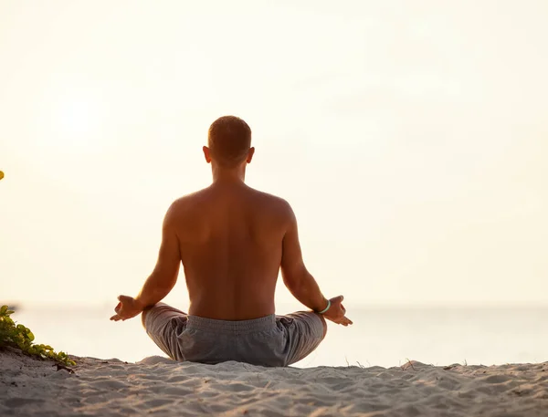 Visszapillantás Férfi Padmasana Miközben Meditál Egyedül Tengerparton Ellen Napnyugtakor — Stock Fotó