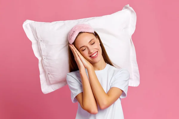 Delighted Young Female Clasping Hands Cheek Smiling While Sleeping Soft — Stock Photo, Image