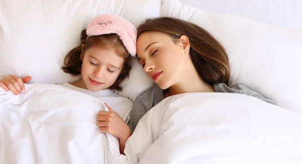 Young Mother Daughter Lying Bed Duvet Sleeping Morning Home — Stock Photo, Image