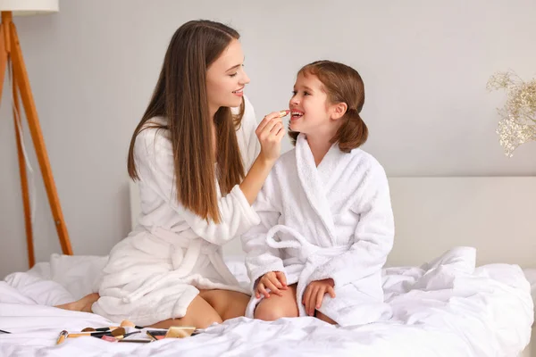 Jovem Alegre Roupão Banho Sorrindo Pinta Lábios Com Batom Menina — Fotografia de Stock