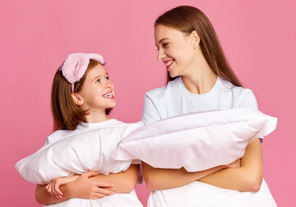 Lycklig Familj Ung Kvinna Och Flicka Pyjamas Kramar Mjuka Kuddar — Stockfoto