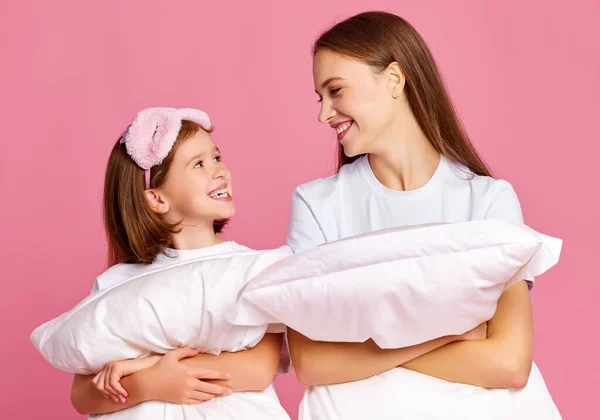 Gelukkig Gezin Jonge Vrouw Meisje Pyjama Knuffels Zachte Kussens Kijken — Stockfoto