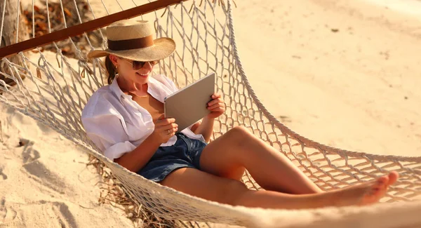 Jonge Gelukkige Succesvolle Vrouw Lachende Vrouwelijke Freelancer Strohoed Zonnebril Met — Stockfoto