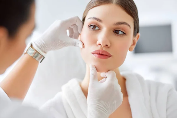 Crop Anonieme Cosmetoloog Witte Handschoenen Onderzoeken Gezichtshuid Van Jonge Vrouwelijke — Stockfoto