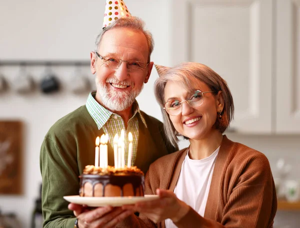 Parti Şapkalı Güzel Bir Çift Evde Birlikte Doğum Günü Yıldönümünü — Stok fotoğraf