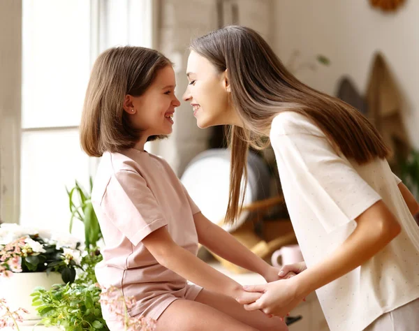 Jonge Mooie Moeder Genieten Weekend Met Schattige Kleine Dochter Terwijl — Stockfoto