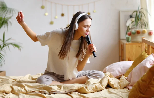 Fingiendo Ser Cantante Famoso Mujer Joven Ropa Casual Con Los Fotos De Stock