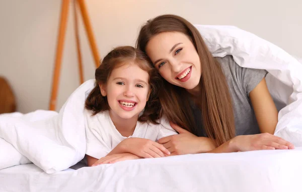 Familia Optimista Joven Madre Hija Sonriendo Mirando Cámara Mientras Yacen —  Fotos de Stock