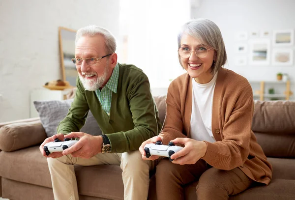 Eccitato Concentrato Anziano Coppia Marito Moglie Giocando Videogiochi Console Insieme — Foto Stock