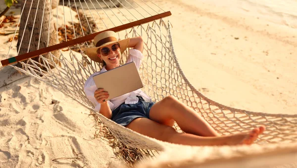 Jonge Gelukkige Succesvolle Vrouw Lachende Vrouwelijke Freelancer Strohoed Zonnebril Met — Stockfoto