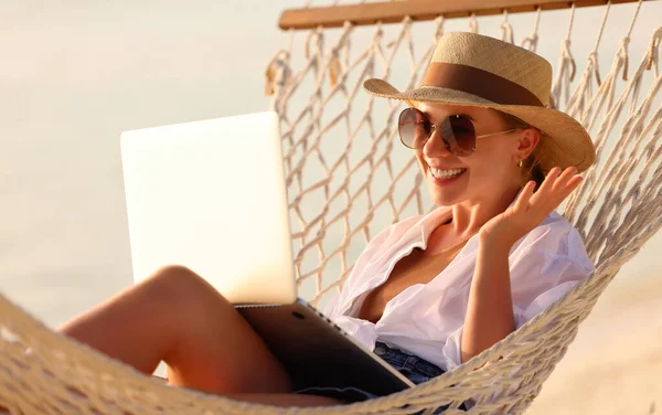 Sto Facendo Conversazione Online Giovane Donna Felice Successo Indossa Cappello — Foto Stock