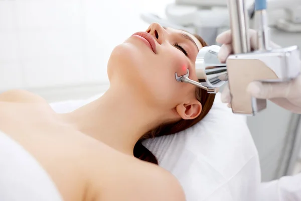 Professional Cosmetologist Using Laser Equipment Skin Care Treatment Face Female — Stock Photo, Image