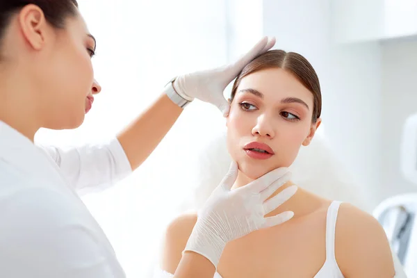 Colheita Cosmetologist Anônimo Luvas Brancas Examinando Pele Cara Cliente Feminino — Fotografia de Stock