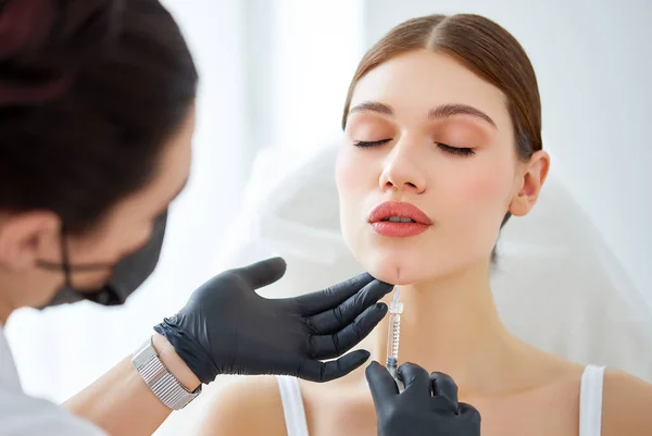 Colheita Cosmetologist Irreconhecível Aplicando Injeção Beleza Queixo Mulher Nova Durante — Fotografia de Stock