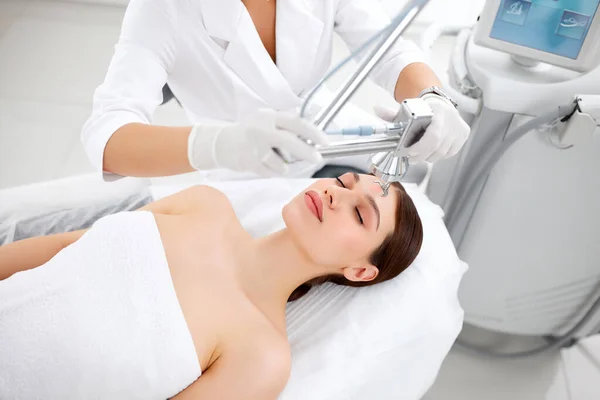 Cosmetologo Professionista Che Utilizza Attrezzature Laser Trattamento Della Pelle Sul — Foto Stock