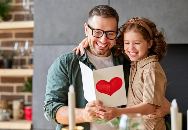 Portrait Père Famille Heureux Avec Fille Excitée Embrassant Sourire Caméra — Photo