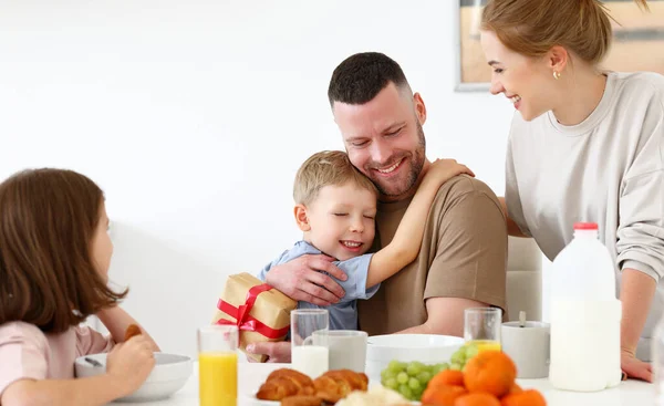 Bästa Pappa Någonsin Söt Glad Liten Pojke Son Kramas Med — Stockfoto