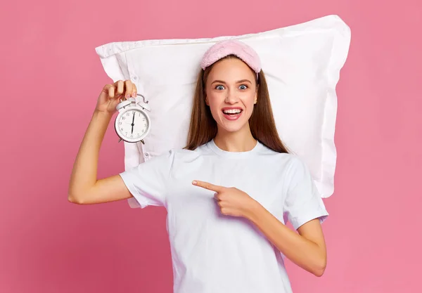 Engraçado Jovem Mulher Shirt Branca Demonstrando Despertador Olhando Para Câmera — Fotografia de Stock