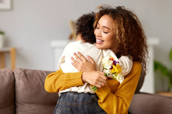 Little Son Congratulating Mom Mothers Day Home Giving Her Fresh — Stock Photo, Image