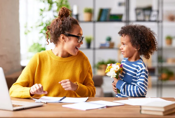 Buona Festa Della Mamma Giovane Donna Razza Mista Mamma Ricevendo — Foto Stock