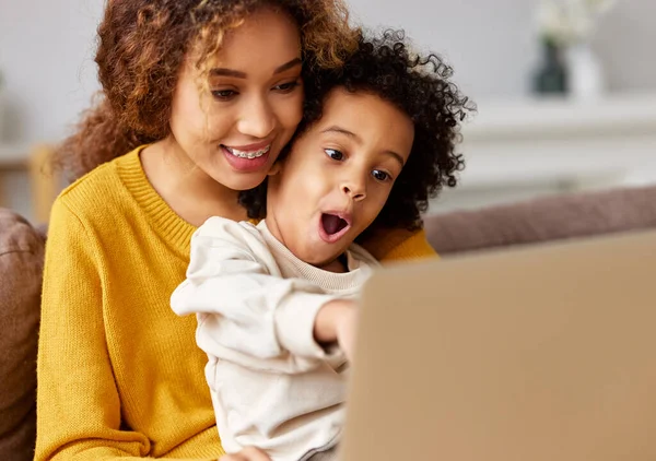 Opgewonden Jongetje Zoon Kijken Video Cartoons Laptop Met Jonge Lachende — Stockfoto