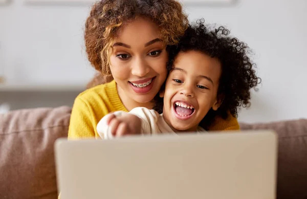 Spännande Liten Pojke Son Titta Video Eller Karikatyrer Laptop Med — Stockfoto