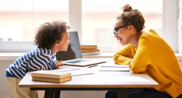 Lindo Niño Africano Con Pelo Rizado Hablando Con Mamá Sonriente — Foto de Stock