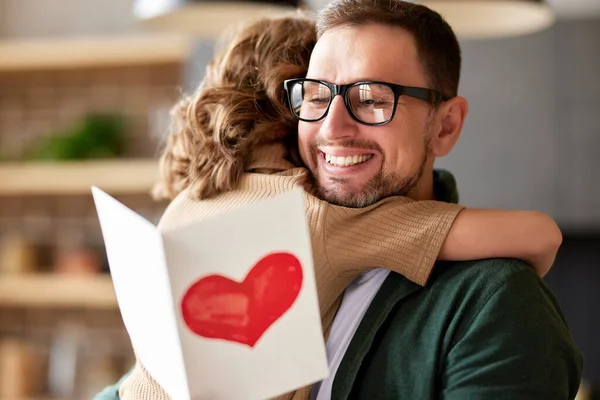 Kleine Tochter Gratuliert Papa Zum Vatertag Oder Geburtstag Und Überreicht — Stockfoto